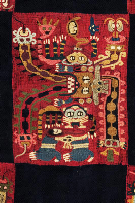 Manto funerario (detalle). Tejido llano, anillado cruzado y bordado en estilo Bloque de Color; fibra de camélido y algodón. Momia Nº 319, objeto Nº 7. 250 x 131 cm (INC-MNAAHP, RT-31783)