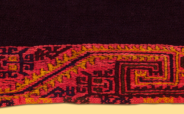 Paño-Turbante (detalle). Tejido llano, anillado cruzado y bordado en estilo Lineal; fibra de camélido. 115 x 38,5 cm (INC-MNAAHP, RT-1791).