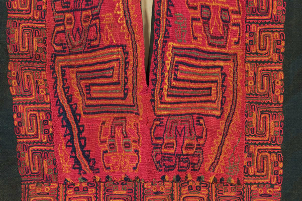 Túnica con flecos (detalle). Tejido llano y bordado en estilo Lineal; fibra de camélido. 170 x 153 cm (INC-MNAAHP, RT-1729).