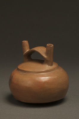 Botella en miniatura de cerámica. Paracas, estilo Topará. 9,5 x 9,5 cm (INC-MNAAHP, C-16178).