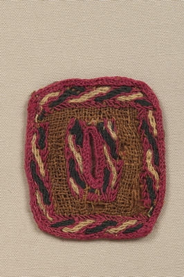 Poncho corto. Tejido llano y bordado; fibra de camélido. 4,5 x 4,5 cm (INC-MNAAHP, RT-5160)