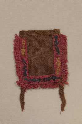 Taparrabo. Tejido llano y bordado; fibra de camélido. 8 x 5 cm (INC-MNAAHP, RT-19962)