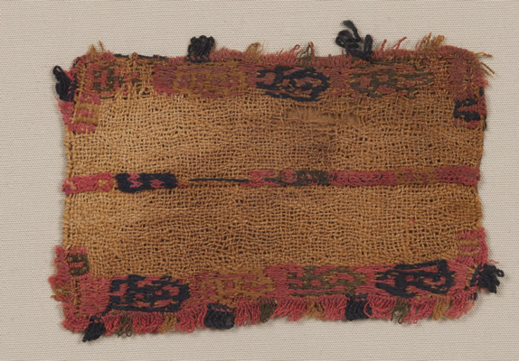 Manto en miniatura. Tejido llano y bordado; fibra de camélido. 10 x 6,5 cm (INC-MNAAP, RT-4026)