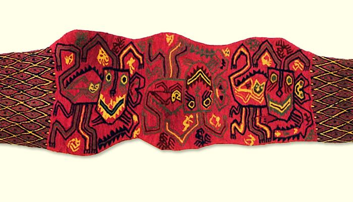 Banda cefálica. Tejido anudado, trenzado oblicuo y encordado; fibra de camélido. Momia Nº 253, objeto Nº 9. 442 x 24 cm (INC-MNAAHP, RT-1615).