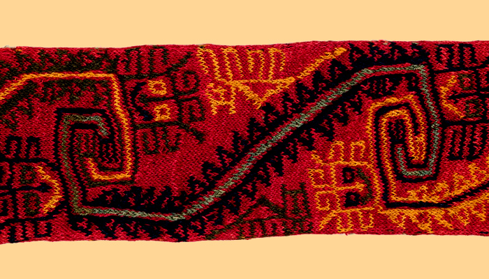 Banda cefálica (detalle). Tejido tubular anillado cruzado; fibra de camélido. Momia Nº 382, objeto Nº 12. 450 x 10 cm (INC-MNAAHP, RT-1265)