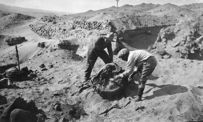 Limpieza superficial de un fardo funerario recién excavado, cementerio de Wari Kayán, 1927 (Archivo INC/ MNAAHP, Inv. 622-PAR/52).