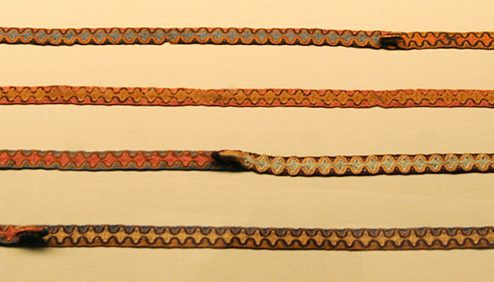 Banda cefálica. Tejido trenzado en torzal y anillado cruzado; fibra de camélido. Momia Nº 38, objeto Nº 43. 446 x 2 cm (INC-MNAAHP, RT-1875).