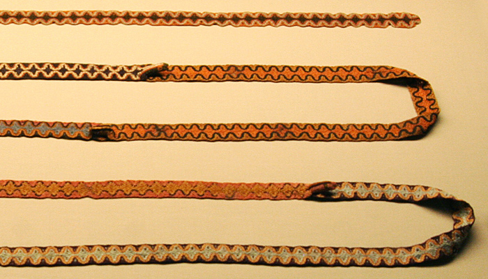 Banda cefálica. Tejido trenzado en torzal y anillado cruzado; fibra de camélido. Momia Nº 38, objeto Nº 43. 446 x 2 cm (INC-MNAAHP, RT-1875).