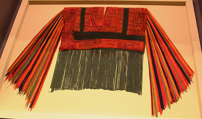 Túnica o <em>Uncu </em> con flecos: Ser de los Grandes Ojos.