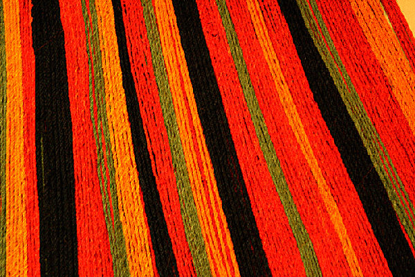 Túnica con flecos (detalle). Tejido llano y bordado en estilo Lineal; fibra de camélido. 170 x 153 cm (INC-MNAAHP, RT-1729).