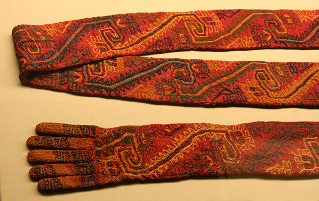 Banda cefálica (detalle). Tejido tubular anillado cruzado; fibra de camélido. Momia Nº 382, objeto Nº 12. 450 x 10 cm (INC-MNAAHP, RT-1265)