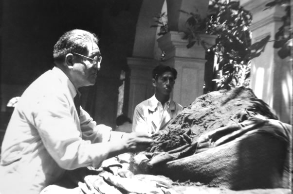 Julio C. Tello abriendo un fardo funerario de Paracas en el Museo de Arqueología, Perú, 1937 (Archivo INC/MNAAHP, Inv. AT-622 PAR/101).