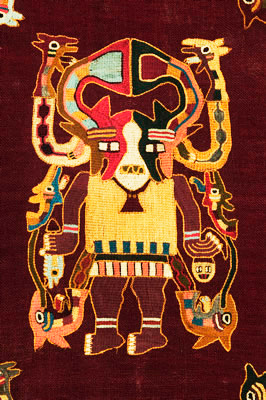 Manto funerario (detalle). Tejido llano, anillado cruzado y bordado en estilo Bloque de Color; fibra de camélido. Momia Nº 319, objeto Nº 9. 277,5 x 140 cm (INC-MNAAHP, RT-1444).