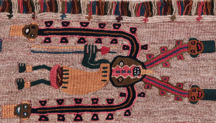 Manto funerario (detalle). Tejido llano de urdimbre y trama discontinua, anillado cruzado y bordado en estilo Bloque de Color; fibra de camélido. Momia Nº 378, objeto Nº 8. 252 x 109 cm (INC-MNAAHP, RT-3554).