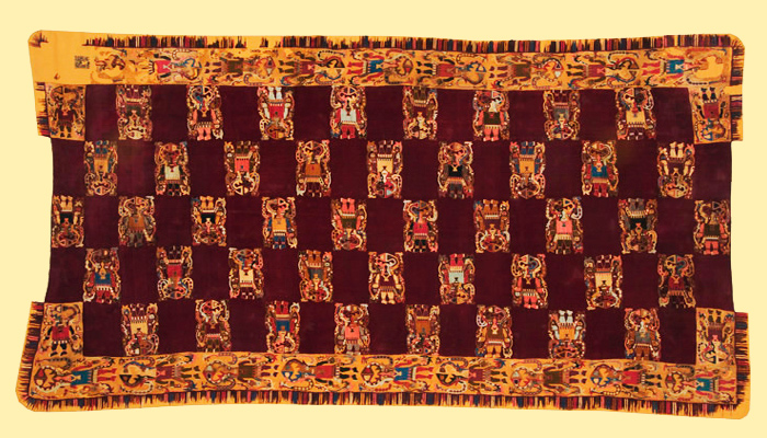 Manto funerario. Tejido llano, anillado cruzado y bordado en estilo Bloque de Color; fibra de camélido. Momia Nº 319, objeto Nº 9. 277,5 x 140 cm (INC-MNAAHP, RT-1444).
