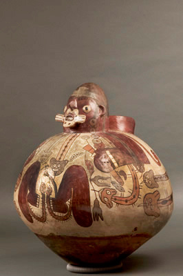 Botella escultórica. Nasca Temprano. Cerámica. 59,9 x 49,7 cm (INC-MNAAHP, C-54220).
