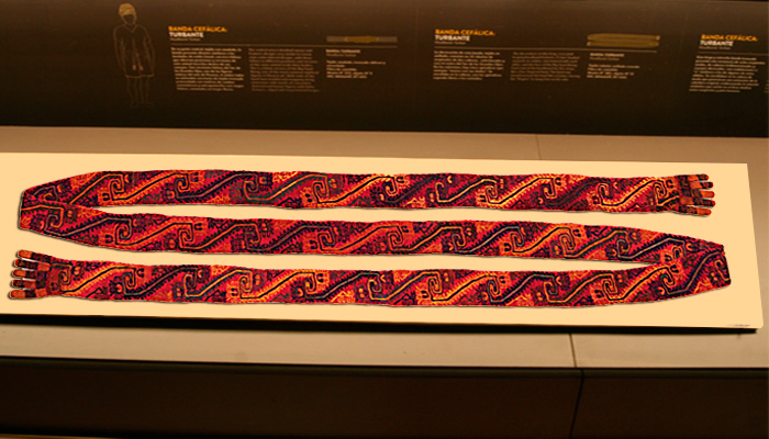 Banda cefálica. Tejido tubular anillado cruzado; fibra de camélido. Momia Nº 382, objeto Nº 12. 450 x 10 cm (INC-MNAAHP, RT-1265).