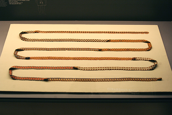 Banda cefálica: Turbante.
