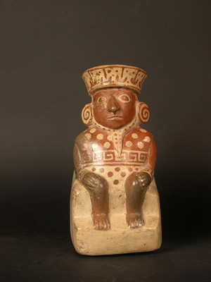 Cántaro: Gobernante sentado sobre plataforma escalonada Museo Larco, Lima – Perú / ML000635
