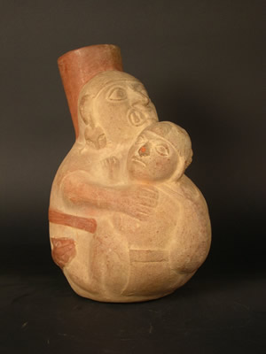 Cántaro: Representación de cópula vaginal entre «Cara Arrugada» y mujer. Ambos portan bolsas en la espalda. Museo Larco, Lima – Perú / ML004364
