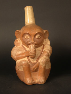 Botella asa-estribo : Mono comiendo,con orejeras , túnica y bolsa colgando al Cuello. Museo Larco, Lima – Perú / ML008202