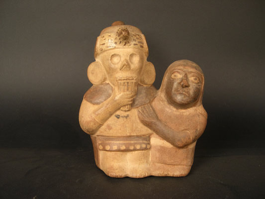 Botella asa-estribo: Hombre esqueletizado tocando flauta abrazado a mujer Museo Larco, Lima – Perú I ML004336