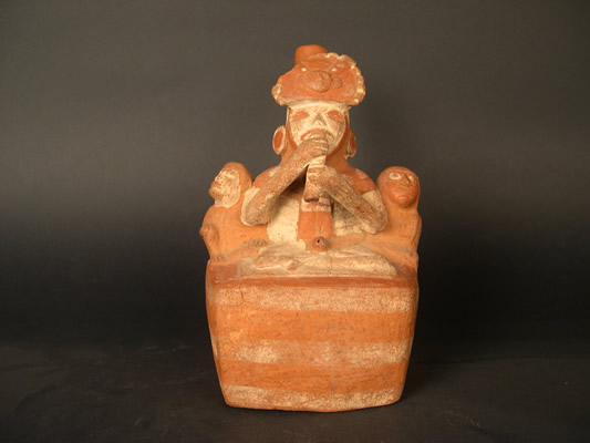 Botella asa-estribo: Seres esqueléticos tocando flauta y montando guardia a la entrada de una estructura posiblemente funeraria. Museo Larco, Lima – Perú / ML002899