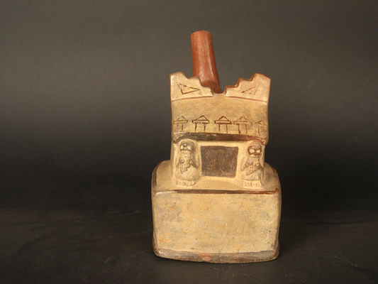 Botella asa-estribo: Seres esqueléticos tocando flauta y montando guardia a la entrada de una estructura posiblemente funeraria. Museo Larco, Lima – Perú / ML002899