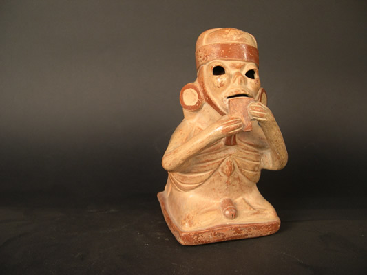 Botella asa-estribo: Hombre esqueletizado tocando flauta ataviado con tocado y orejeras Museo Larco,Lima – Perú I ML004328