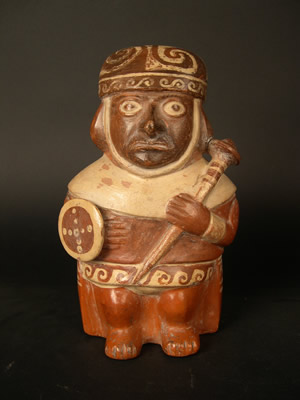 Botella asa-estribo: Guerrero portando porra y escudo, con tocado ,túnica y faldellín Museo Larco, Lima – Perú /ML001565