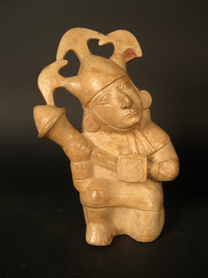 Guerrero arrodillado portando porra y escudo,con tocado,orejeras vestido con túnica y faldellín.Museo Larco, Lima – Perú I ML001571