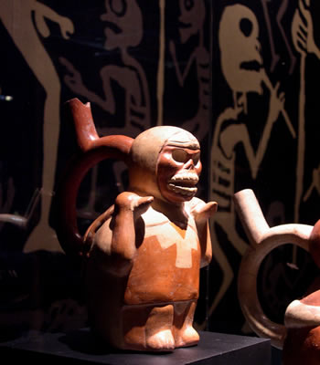 Botella asa-estribo: Hombre esqueletizado con capucha y túnica cargando ciervo Museo Larco, Lima – Perú / ML002282