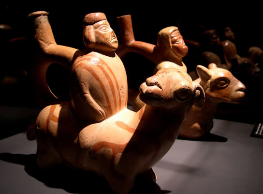 Botella asa-estribo: Hombre mutilado de nariz y labios montado sobre una llama echada Museo Larco,Lima – Perú I ML001379