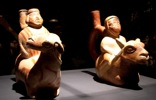 Botella asa-estribo: Hombre mutilado de nariz y labios montado sobre una llama echada Museo Larco,Lima – Perú I ML001379
