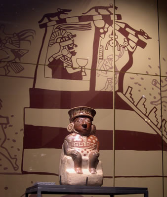 Cántaro: Gobernante sentado sobre plataforma escalonada Museo Larco, Lima – Perú / ML000635