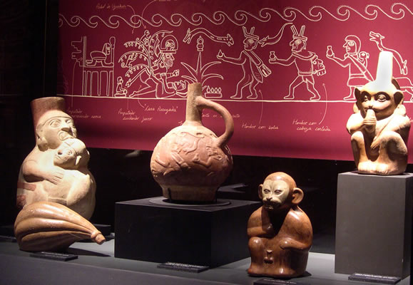 Botella : Representación de cópula vagina l entre «Cara Arrugada » y mujer j unto a árbol de uyuchus y monos. Museo Larco, Lima – Perú I ML004359