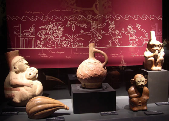 Botella : Representación de cópula vagina l entre «Cara Arrugada » y mujer j unto a árbol de uyuchus y monos. Museo Larco, Lima – Perú I ML004359