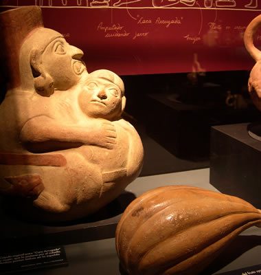 Cuenco : Representación del fruto uyuchu Museo Larco,Lima – Perú /ML006496