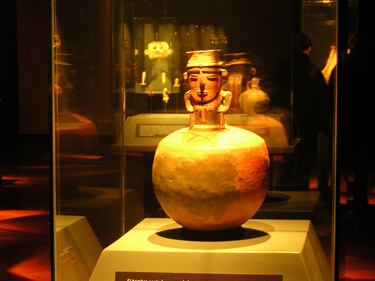 Jarra: hombre sentado Muisca 600 – 1600 d.C.