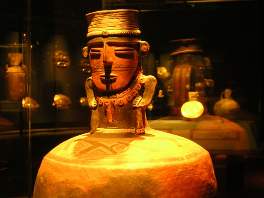 Jarra: hombre sentado Muisca 600 – 1600 d.C.