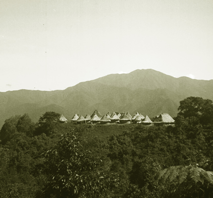 Pueblo indígena kogui en las montañas de la Sierra Nevada de Santa Marta. Los koguis tienen casas y cultivos en diferentes altitudes para aprovechar los recursos de los distintos climas y medios. (Costa Caribe). Foto Gerardo Reichel-Dolmatoff (1946), Archivo Biblioteca Luis Ángel Arango, Banco de la República.