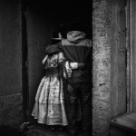 En la noche, cuando ya terminan los bailes, se organizan «bodas»; celebraciones comunitarias donde se come patasca -guiso típico del altiplano-, cazuela, sopaipillas y vino.