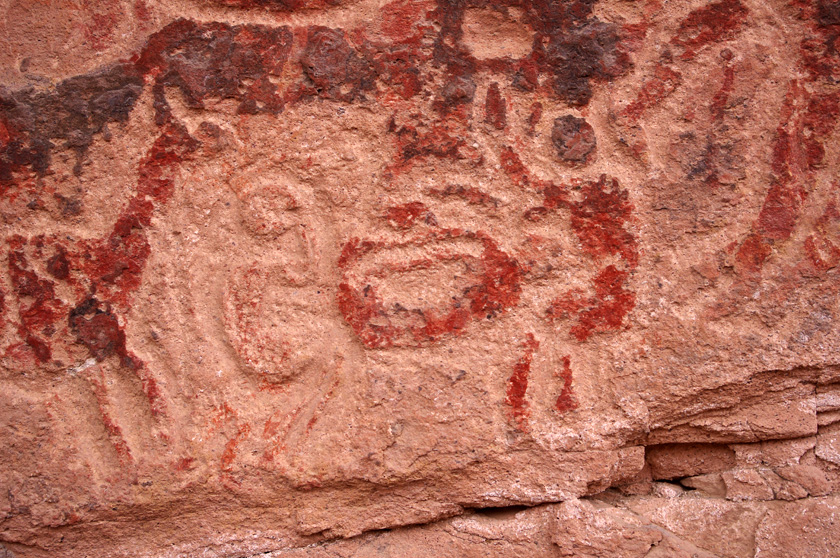 Seres humanos tocando un tambor.
