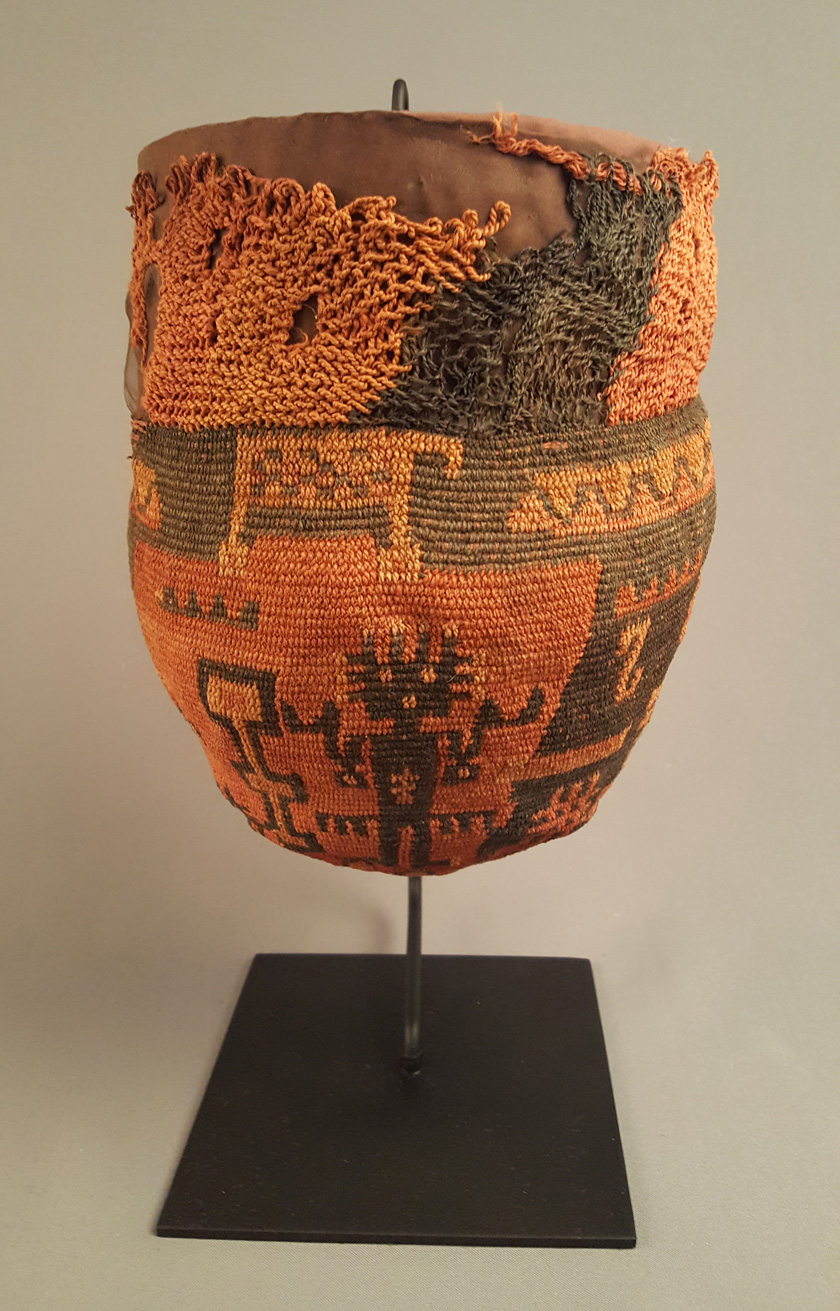 “Señor de los Camélidos” en bolsa tejida. Tejido en aduja, fibra de camélido. Cementerio Punta Pichalo, costa de Tarapacá, 500 a.C. – 100 d.C. 29 cm (alto), Museo Nacional de Historia Natural-DIBAM, N° 2209.