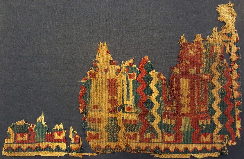 “Señor de los Camélidos” en panel decorado de taparrabo tejido. Tapicería, fibra de camélido. Chorrillos, río Loa Medio, 800 – 400 a.C. 50 x 25 cm, Museo Nacional de Historia Natural-DIBAM, N° 10.958.