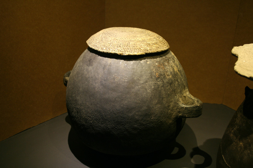 Cántaro de cerámica tapado con cesto vegetal, Complejo Cultural Loa-San Pedro, 800 – 1000 d.C. 33 x 40 cm, MCHAP Ce-234/ FV-40. Olla de cerámica con tapa de piedra, Complejo Cultural Loa-San Pedro, 600 – 800 d.C. 35 x 23 cm, MCHAP Ce-237.