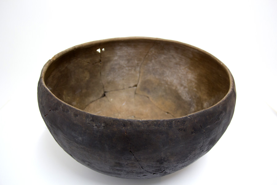 Cuenco de cerámica café pulido. Chorrillos, río Loa Medio, 800 – 400 a.C. 34,5 x 19,5 cm, Museo Corporación de Cultura y Turismo de Calama, N° C3/211.