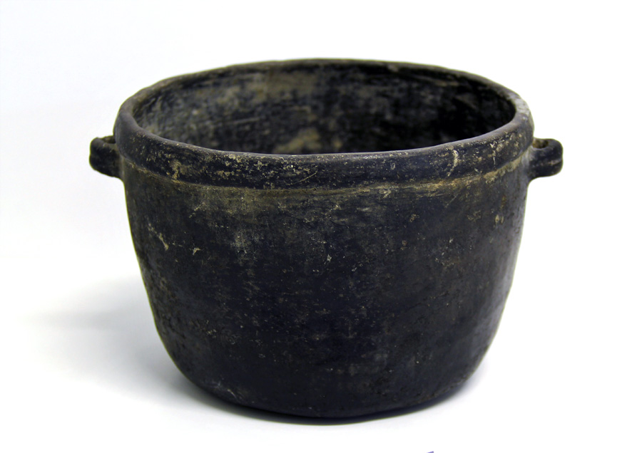 Olla de cerámica negra pulida. Chorillos, río Loa Medio, 800 – 400 a.C. 16 x 12 cm, Museo Corporación de Cultura y Turismo de Calama, N° C6/ 213.