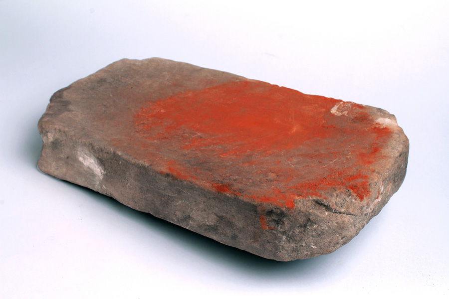 Mortero de piedra con pigmento. Turi, río Loa Superior, 500 a.C. – 100 d.C. 35 x 32 cm, Departamento de Antropología, U. de Chile.
