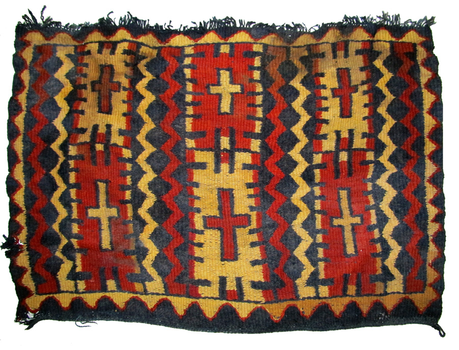 Taparrabo decorado (reconstituido). Tejido de tapicería, fibra de camélido. Topater, río Loa Medio, 400 a.C. – 100 d.C. 41 x 60 cm, Museo Corporación de Cultura y Turismo de Calama, N°1612 y N° 1613.